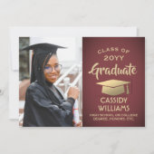 Class Year モダン Burgundyと金ゴールドの卒業写真 招待状 (正面)