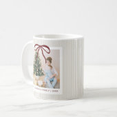 Classic Beige Stripes Red Bow Christmas コーヒーマグカップ (正面左)