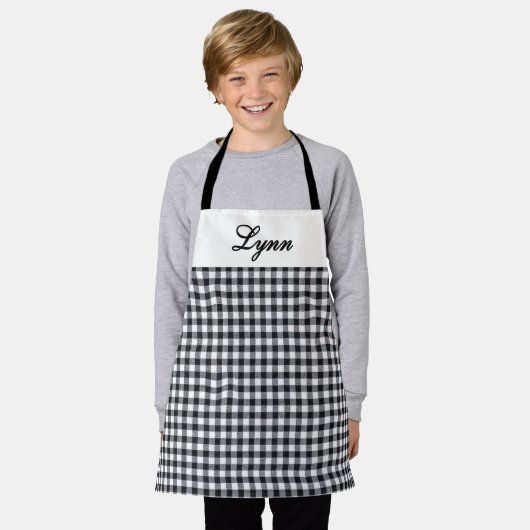 Classic Black & White Gingham | Personalized Name エプロン (着用した状態)