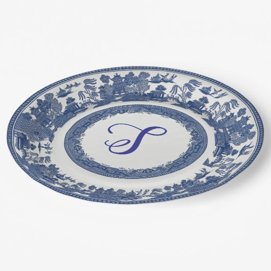 Classic Blue Willow Pattern Custom Script Monogram ペーパープレート (アングル)