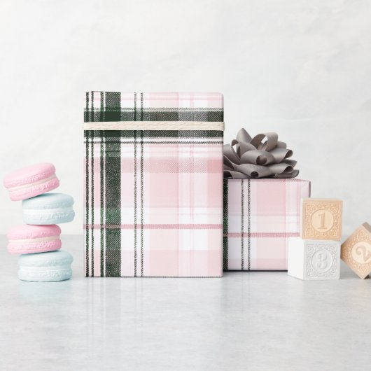 Classic Christmas pink and green Plaid ラッピングペーパー (ベビーシャワー)