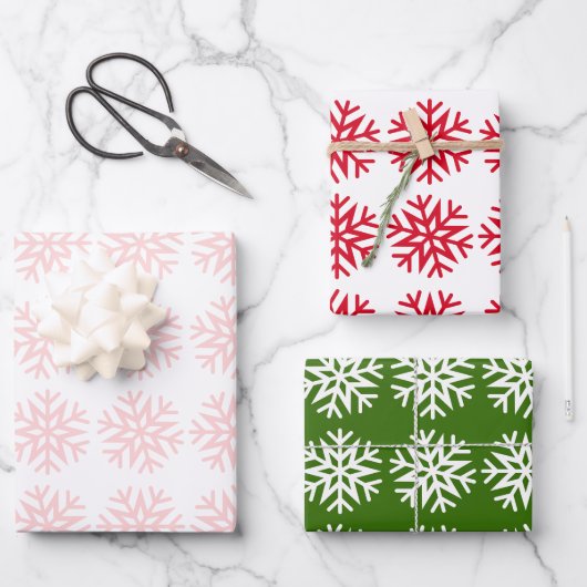 Classic Christmas Snowflakes, Red Green White Pink ラッピングペーパーシート (正面)