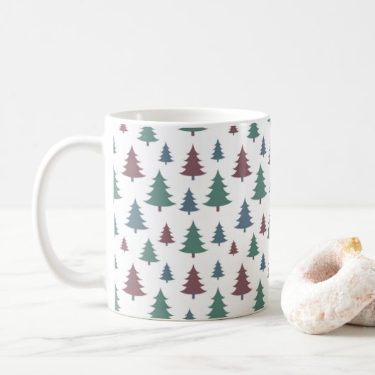 Classic Festive Holiday Green & Brown Pine Trees コーヒーマグカップ (ドーナツ)