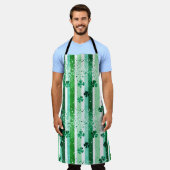 Classic Green White Vertical Stripes Shamrocks エプロン (着用した状態)