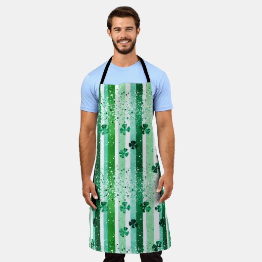 Classic Green White Vertical Stripes Shamrocks エプロン (着用した状態)