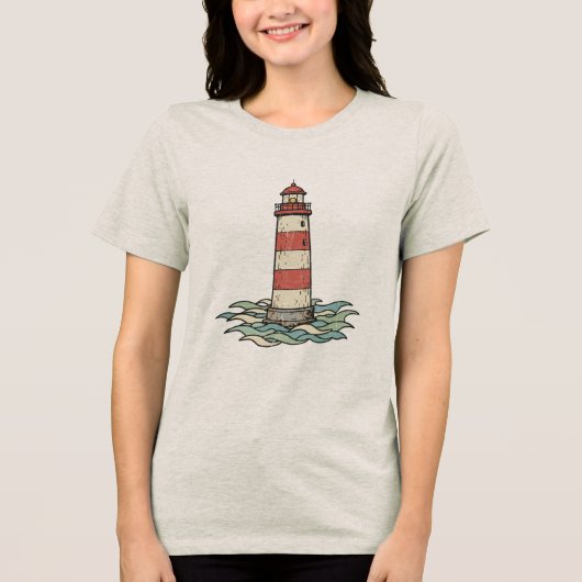 Classic Red & White Lighthouse with Ocean Waves トライブレンドＴシャツ (正面)