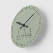 Classic Sage Green Monogram Office Decor ラウンド壁時計 (傾斜)