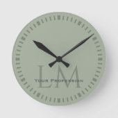 Classic Sage Green Monogram Office Decor ラウンド壁時計 (正面)