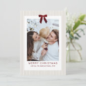 Classic Stripes Red Bow Frame Christmas Photo  シーズンカード (スタンド正面)
