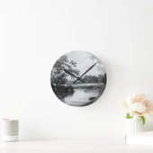 Classy black and white river with tree ラウンド壁時計 (ホーム)