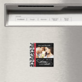 Classy Damask日付を赤アクセントで保存 マグネット (インサイチュ (食洗機))