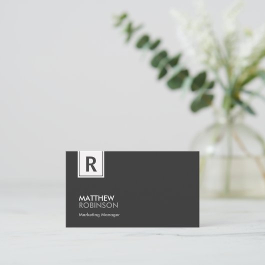 Classy Monogram – 黒モダンと白 名刺 (スタンド正面)