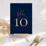 Classy Navy Blue金ゴールドス結婚ト テーブルナンバー<br><div class="desc">Classy Navy Blue金ゴールドス結婚クリプトのテーブルは、手書きスタイルスクリプトとその下のテーブル番号で設定される。番号を簡単にカスタマイズ。同じデザインが反対側にあり、番号を変更すると同時に更新される。テーブル番号を変更する際に、テーブル番号ごとにカートに個別に追加する。</div>