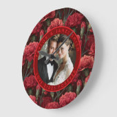 Classy Red Carnation Aesthetic Botanical Wedding ラージ壁時計 (傾斜)