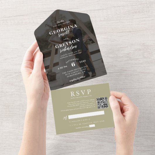 Classy Sage Green RSVP Photo QR Code Wedding オールインワン招待状 (貼ってはがせる)