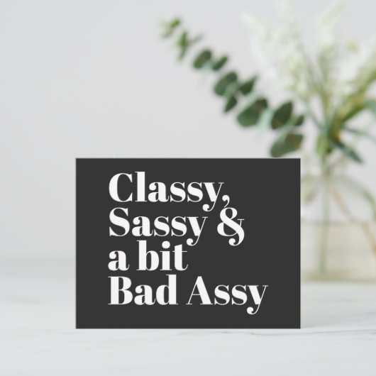 Classy、Sassy、Bad Assyのおもしろい引用文 ポストカード (スタンド正面)