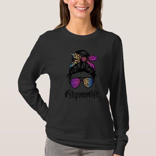 Classy Stepmom life Messy Bun Rainbow Leopard Moth Tシャツ (正面)