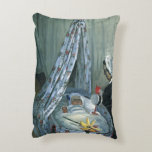 Claude Monetによるジーン・モネの揺りかごへ アクセントクッション<br><div class="desc">Claude MonetによるJean Monet in His Cradle (1867)は、ヴィンテージ印象派の素晴らし美術家のポートレート絵画である。アーティストの息子はベビーとして揺りかごで眠っている。彼の母親か乳母は、彼が子供部屋の彼のバシネットで眠っている間に彼を見ている。アーティストについて：クロード・モネ(1840-1926)は印象派の運動の創始者であフランスのり絵画、その絵画の大部分は「空中に浮かぶ」（野外に浮かぶ）スタイル印象派の風景である。</div>