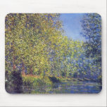 Claude Monetの近くのエプテ川で曲げる マウスパッド<br><div class="desc">Bend in Epte River near Giverny (1888) by Claude Monetは、美しい晴れた日にフランスのノルマンディにあるエプテ川の岸に木を植えたヴィンテージ印象派のアート絵画自然の作品である。アーティストについて：クロード・モネ(1840-1926)は印象派の運動の創始者であフランスのり絵画、その絵画の大部分は「空中に浮かぶ」（野外に浮かぶ）スタイル印象派の風景である。</div>