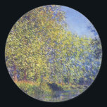 Claude Monetの近くのエプテ川で曲げる ラウンドシール<br><div class="desc">Bend in Epte River near Giverny (1888) by Claude Monetは、美しい晴れた日にフランスのノルマンディにあるエプテ川の岸に木を植えたヴィンテージ印象派のアート絵画自然の作品である。アーティストについて：クロード・モネ(1840-1926)は印象派の運動の創始者であフランスのり絵画、その絵画の大部分は「空中に浮かぶ」（野外に浮かぶ）スタイル印象派の風景である。</div>