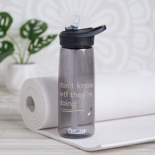 Clean Girl Chaos – Skincare Delulu Vibes Quote ウォーターボトル (ヨガ (回転後))