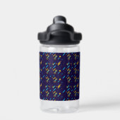Clear plastic sippy cup with a dark blue sleeve ウォーターボトル (背面)