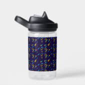 Clear plastic sippy cup with a dark blue sleeve ウォーターボトル (右面)