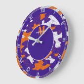 Clemson-Inspired Orange & Purple Tiger Camo ラージ壁時計 (傾斜)