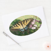Cleomeの隣のタイガーアゲハチョウのクローズアップ 楕円形シール (封筒)