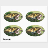 Cleomeの隣のタイガーアゲハチョウのクローズアップ 楕円形シール (シート)