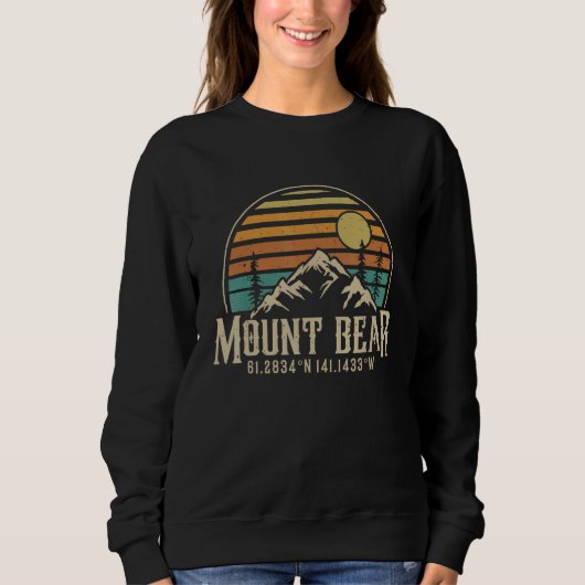 Climbing Mt  Bear Alaska Hiking Mountain Mount Bea スウェットシャツ (正面)
