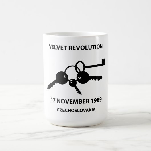 Clinking keys - velvet revolution symbol コーヒーマグカップ (中央)