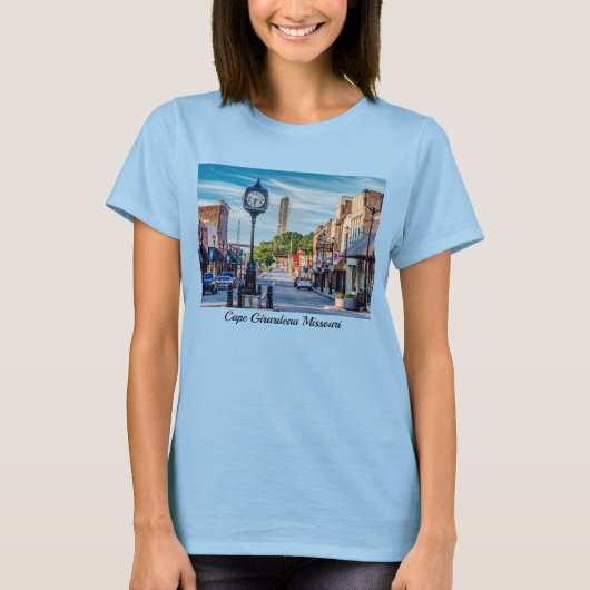 Clock In Downtown Cape Girardeau Tシャツ (正面)
