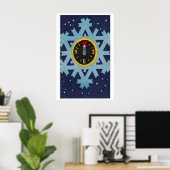 Clock on Snowflake Matchbox Art Print, Russian ポスター (ホームオフィス)