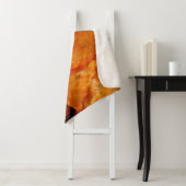 Close up of juicy, crispy, chips on black plate. シェルパブランケット (インサイチュ)