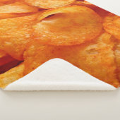 Close up of juicy, crispy, chips on black plate. シェルパブランケット (3/4)