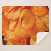 Close up of juicy, crispy, chips on black plate. シェルパブランケット (正面(横))