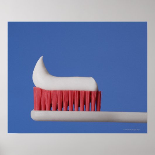 Close-up of toothpaste on a toothbrush ポスター (正面)