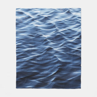 CLOSE UP PHOTO OF BODY OF WATER フリースブランケット