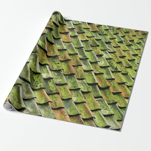 Close-up photo of green shingle roof ラッピングペーパー (アンロールド)