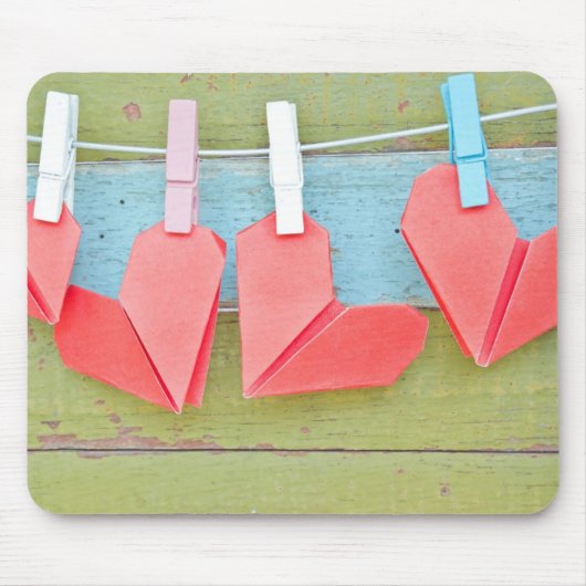 Clotheslineでつるすペーパーハート マウスパッド (正面)