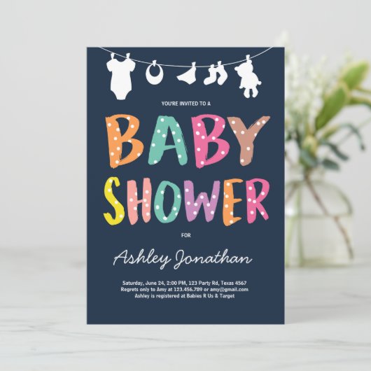 Clotheslineのベビーシャワーの招待のベビーの衣服 招待状 (スタンド正面)
