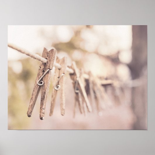 Clothespins on a line ポスター (正面)