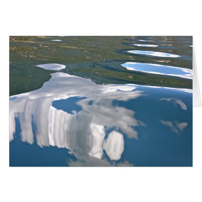 clouds湖の反射の空白のなカードが付いている青空 (正面横)