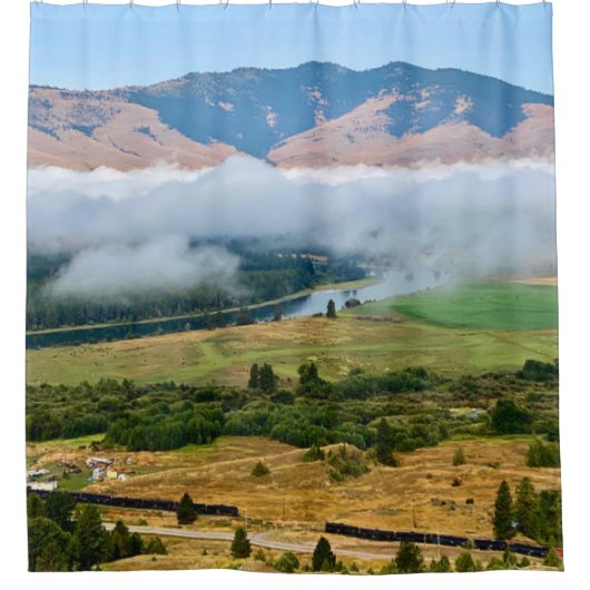 Clouds Over Flathead River シャワーカーテン (正面)