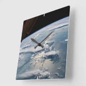 Cloudscapesスマのまわりにトラ,インドネシア。 スクエア壁時計 (傾斜)