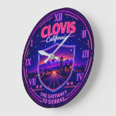 Clovis California Sierra Gateway Mountain Neon ラージ壁時計 (傾斜)