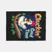Cluckin Good Time Funny Chicken Illustration フリースブランケット (正面(横))