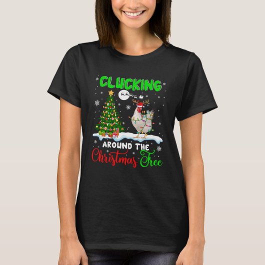 Clucking Around Christmas Tree Santa Reindeer Chic Tシャツ (正面)