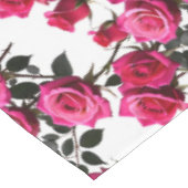 Clustered Red And Pink Roses On A Stark White  テーブルクロス (アングル)